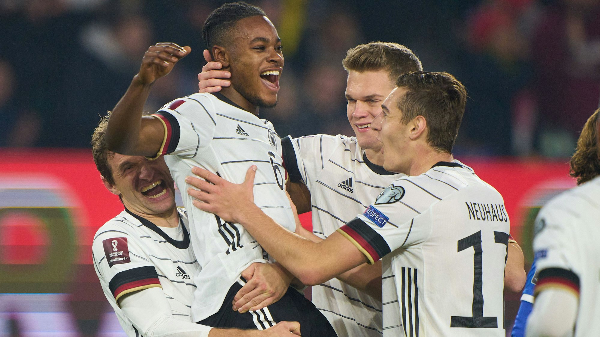 Ridle Baku wird von seinen Mitspielern für sein Tor gefeiert.