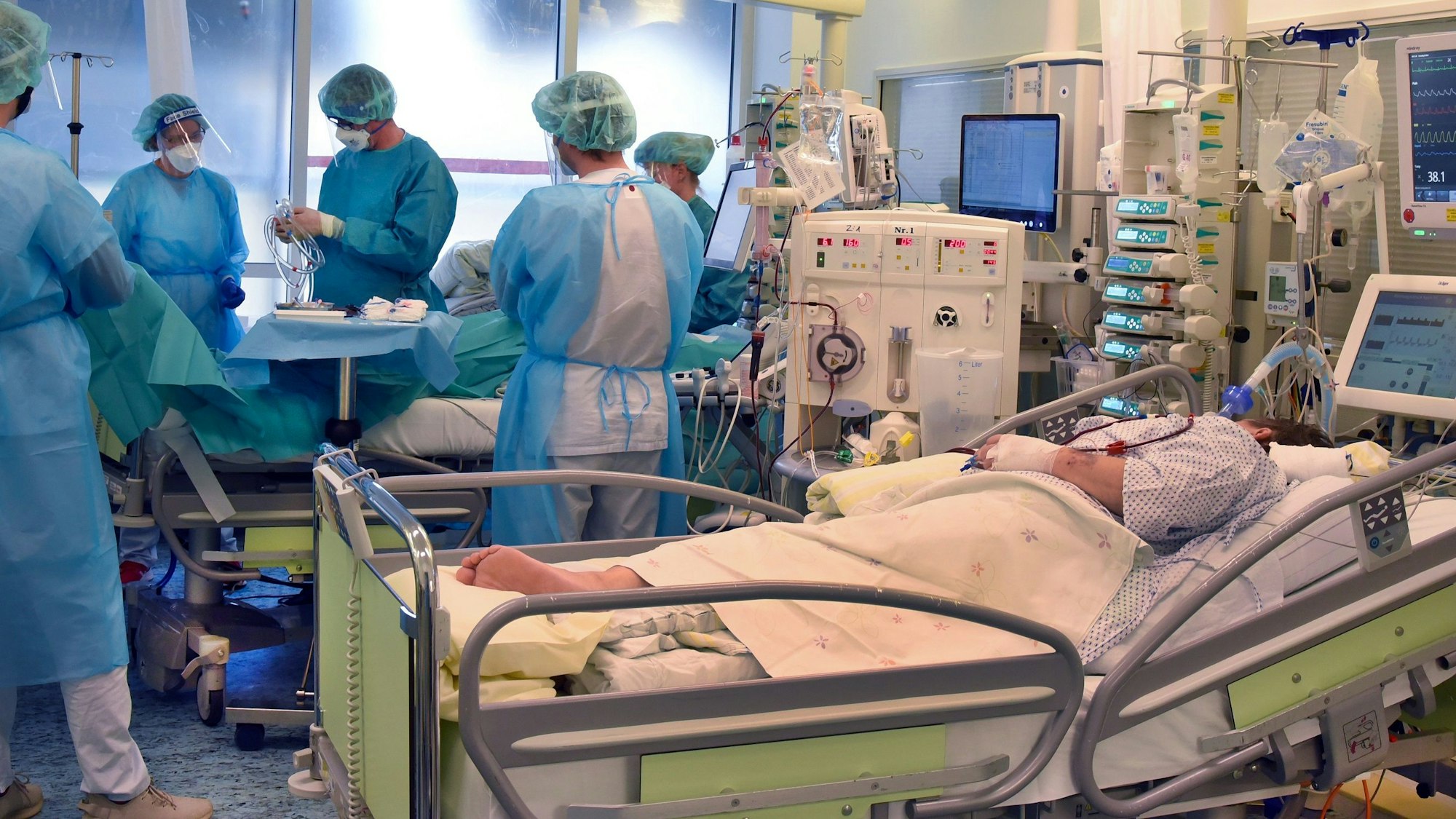 Auf der Covid-Station, einem Bereich der Operativen Intensivstation vom Universitätsklinikum Leipzig versorgen Ärzte, Schwestern und Pfleger einen Patienten.