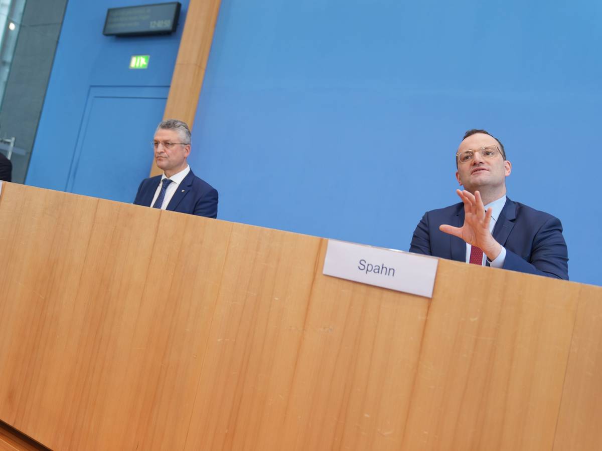 Das Coronavirus breitet sich aus: Gesundheitsminister Jens Spahn (CDU) und RKI-Präsident Lothar Wieler (rechts). Das Foto stammt vom 3. November 2021.