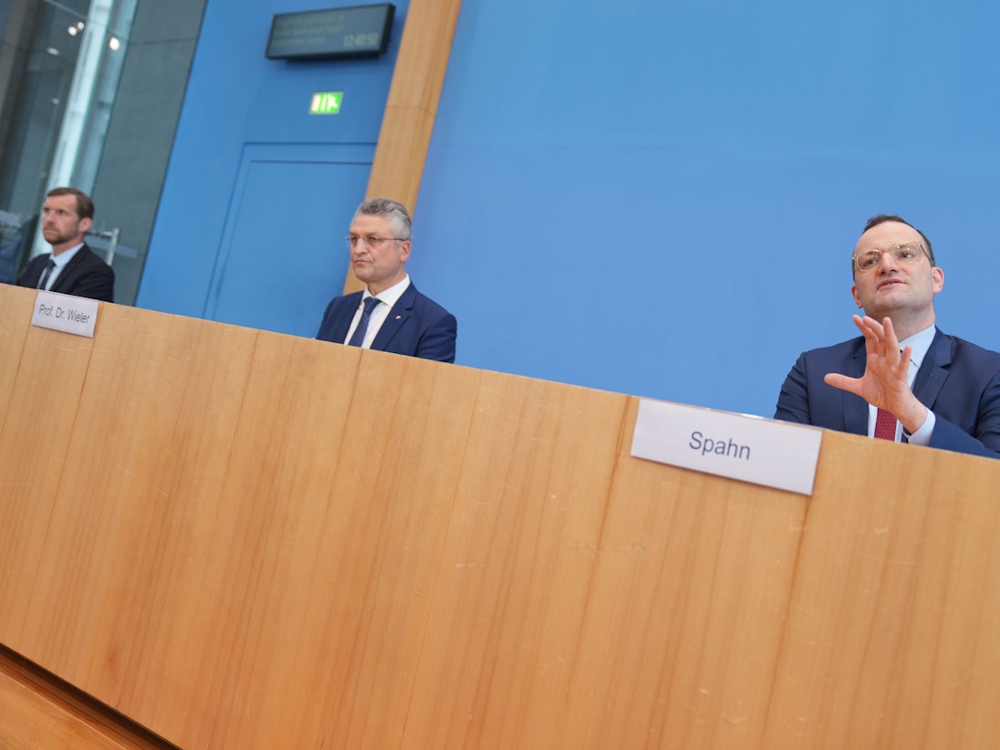 Das Coronavirus breitet sich aus: Gesundheitsminister Jens Spahn (CDU) und RKI-Präsident Lothar Wieler (rechts). Das Foto stammt vom 3. November 2021.