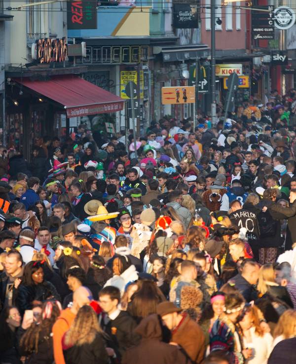 Menschenmassen auf der Zülpicher Straße
