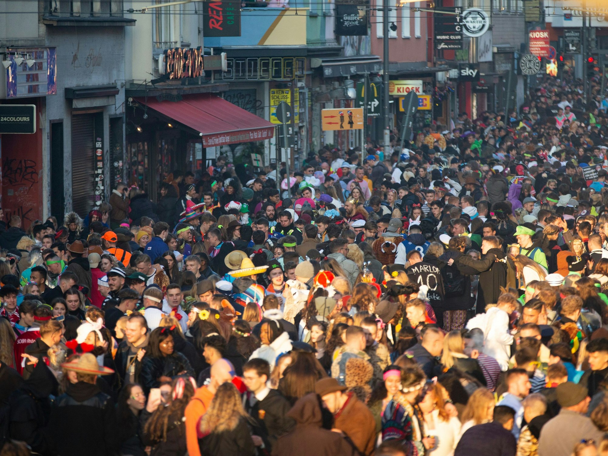 Menschenmassen auf der Zülpicher Straße