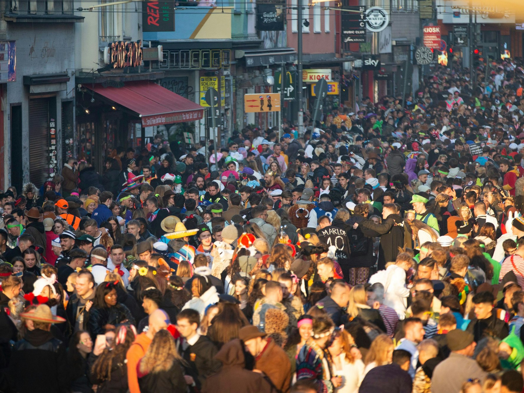 Menschenmeer auf der Zülpicher Straße