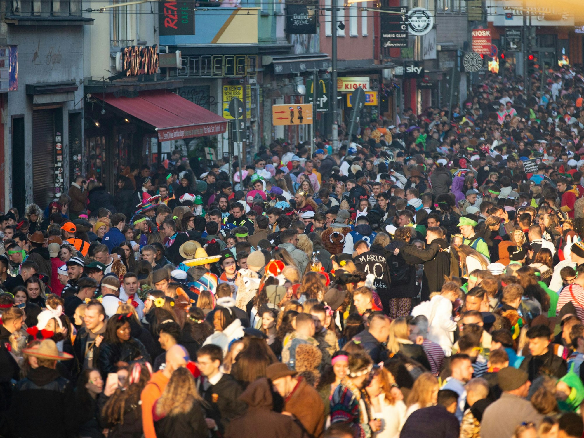 Menschenmeer auf der Zülpicher Straße