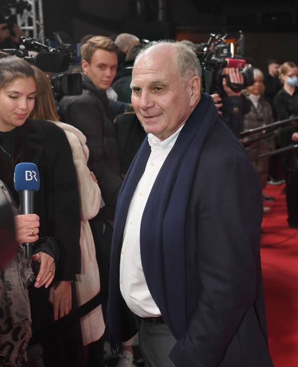 Uli Hoeneß, Ehrenpräsident des FC Bayern, gibt bei der Premiere der Doku-Serie «FC Bayern - Behind The Legend» am roten Teppich im ARRI Kino ein Interview.