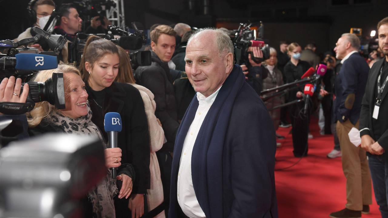 Uli Hoeneß, Ehrenpräsident des FC Bayern, gibt bei der Premiere der Doku-Serie «FC Bayern - Behind The Legend» am roten Teppich im ARRI Kino ein Interview.