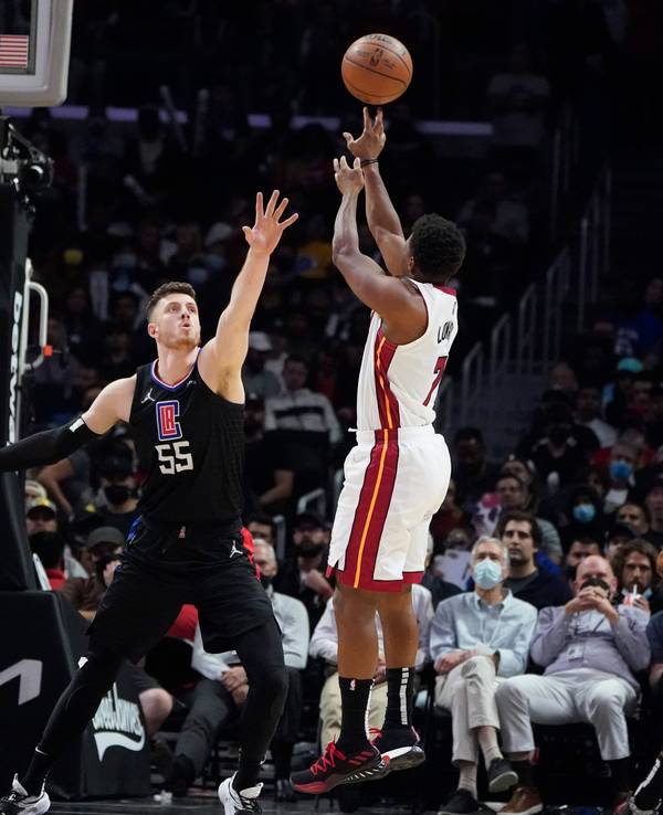 Clippers-Center Isaiah Hartenstein versucht einen Wurf von Heat-Spielmacher Kyle Lowry zu blocken