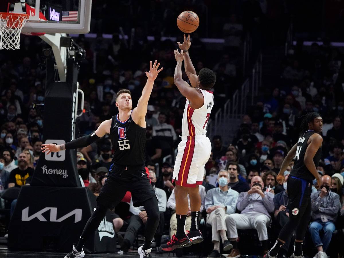 Clippers-Center Isaiah Hartenstein versucht einen Wurf von Heat-Spielmacher Kyle Lowry zu blocken