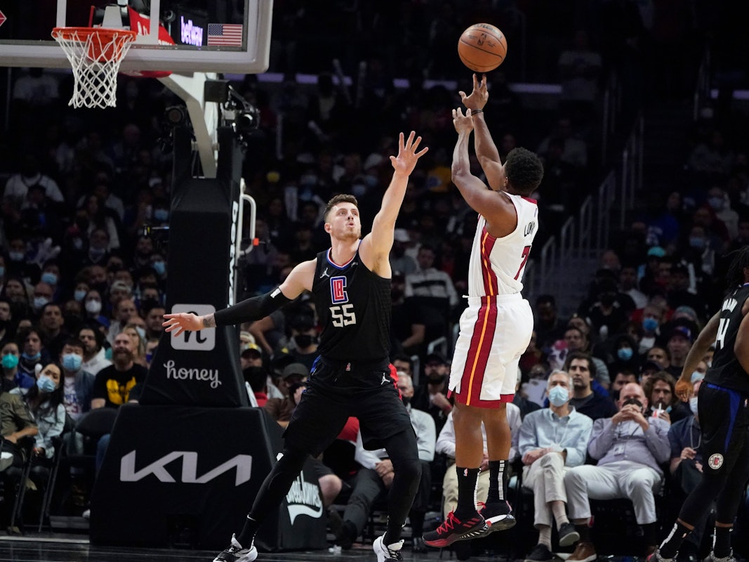 Clippers-Center Isaiah Hartenstein versucht einen Wurf von Heat-Spielmacher Kyle Lowry zu blocken