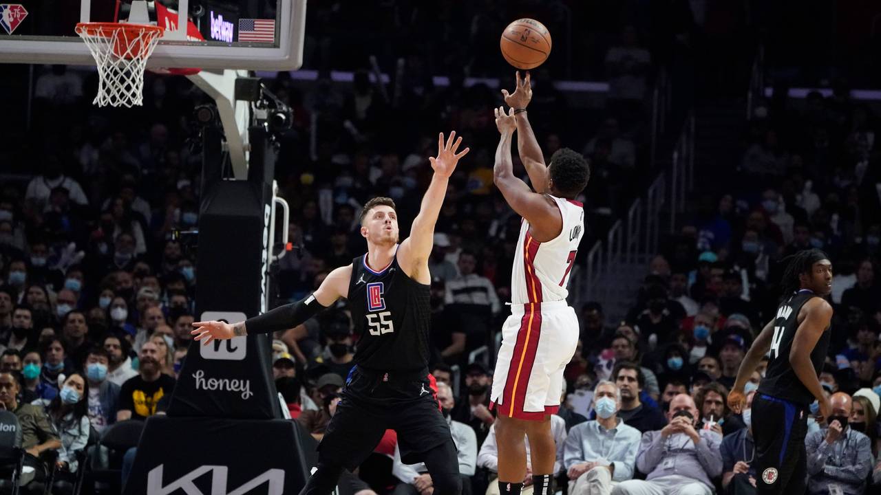 Clippers-Center Isaiah Hartenstein versucht einen Wurf von Heat-Spielmacher Kyle Lowry zu blocken