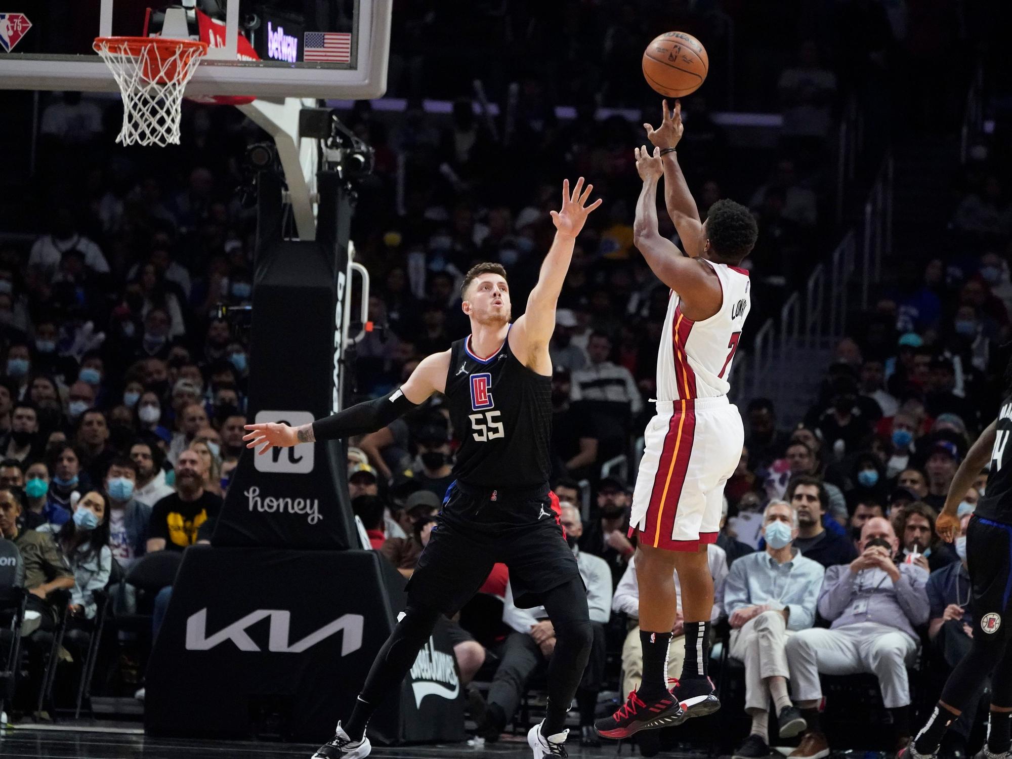 Clippers-Center Isaiah Hartenstein versucht einen Wurf von Heat-Spielmacher Kyle Lowry zu blocken