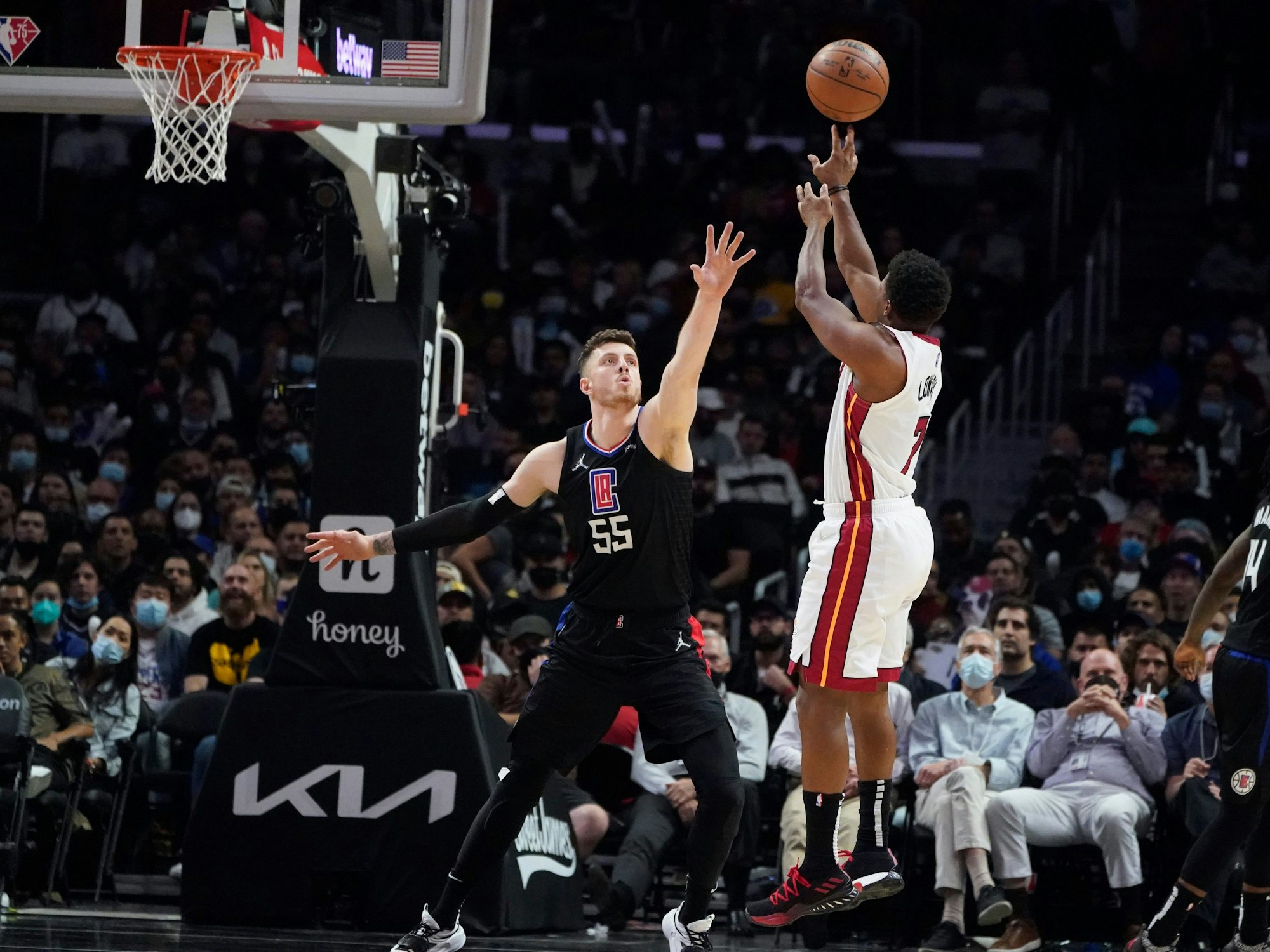 Clippers-Center Isaiah Hartenstein versucht einen Wurf von Heat-Spielmacher Kyle Lowry zu blocken