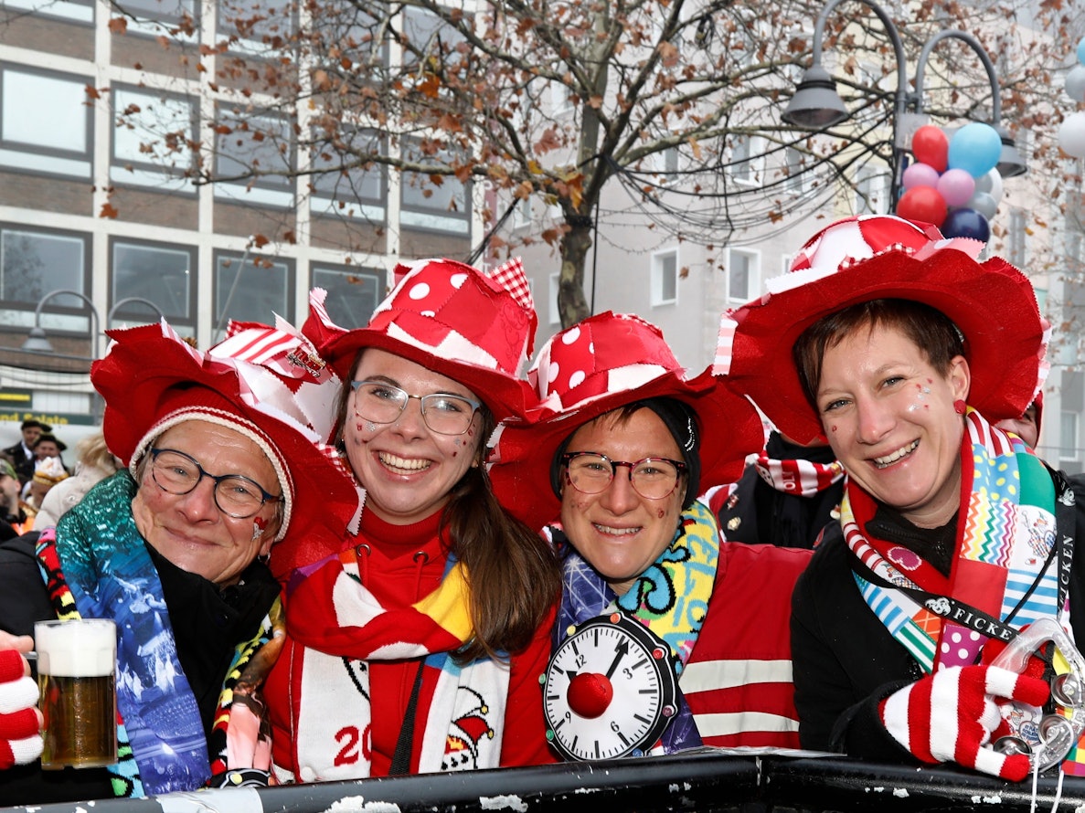 Feiernde Menschen am 11.11.2021 auf dem Heumarkt.