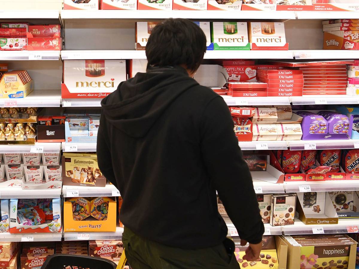 Auf dem Symbolfoto (aufgenommen am 29. Oktober 2018) ist ein Mann vor einem Regal voller Süßigkeiten im Supermarkt zu sehen.