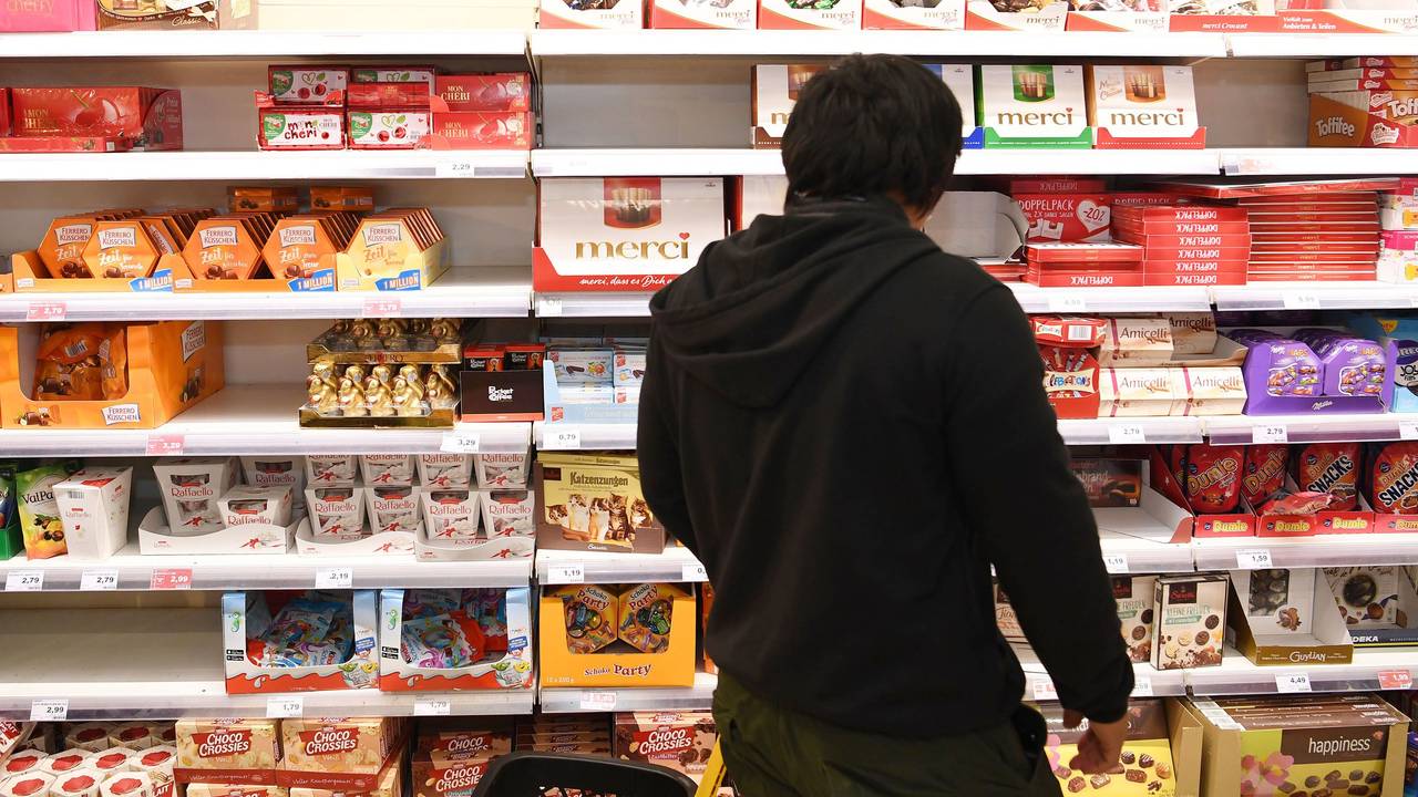 Auf dem Symbolfoto (aufgenommen am 29. Oktober 2018) ist ein Mann vor einem Regal voller Süßigkeiten im Supermarkt zu sehen.