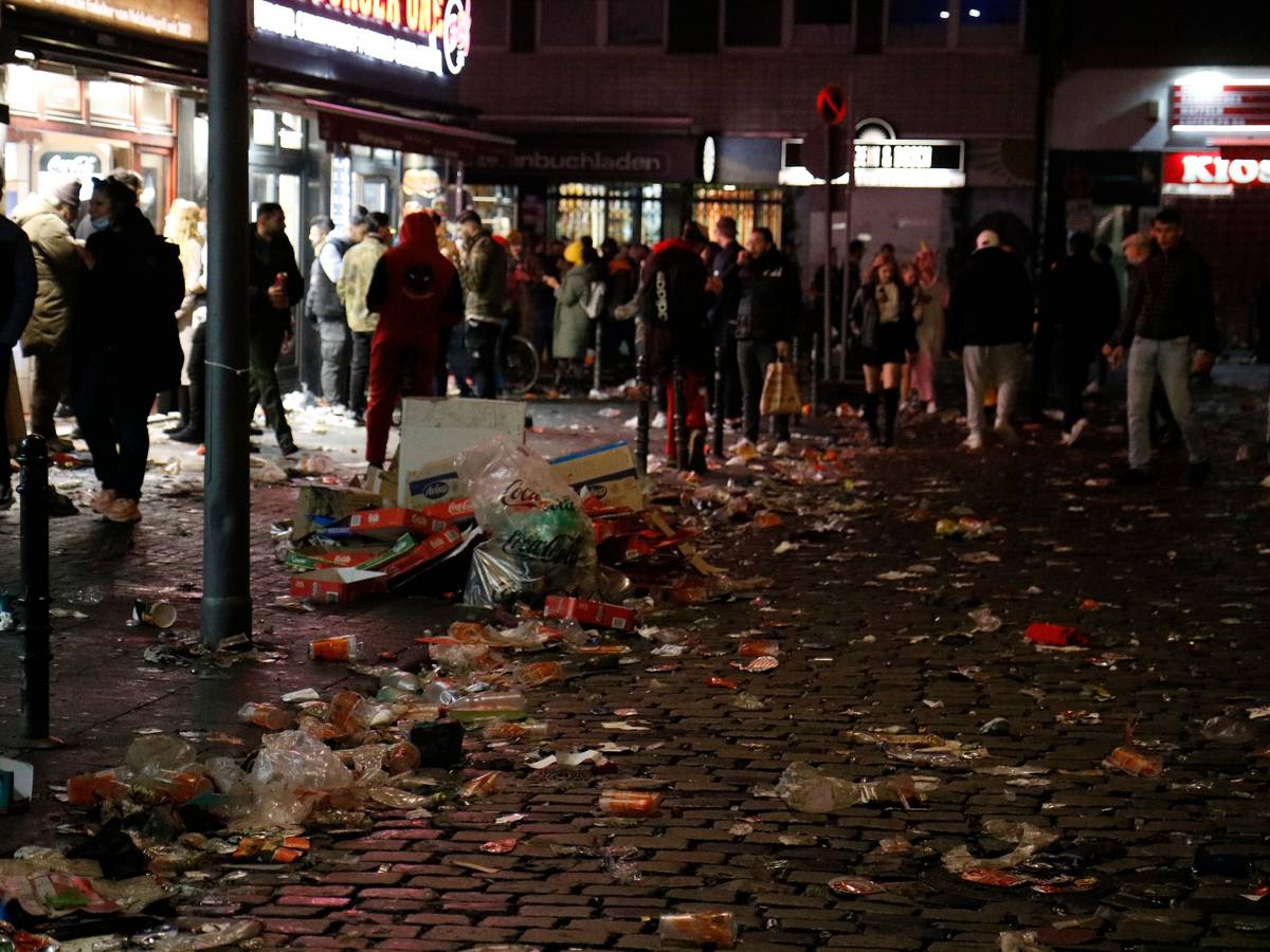 Jecke auf der Zülpicher Straße abends am 11.11.