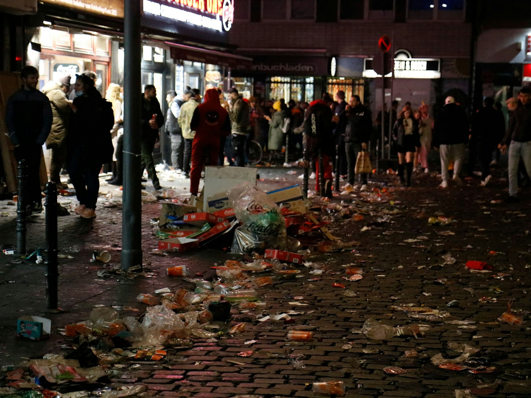 Jecke auf der Zülpicher Straße abends am 11.11.