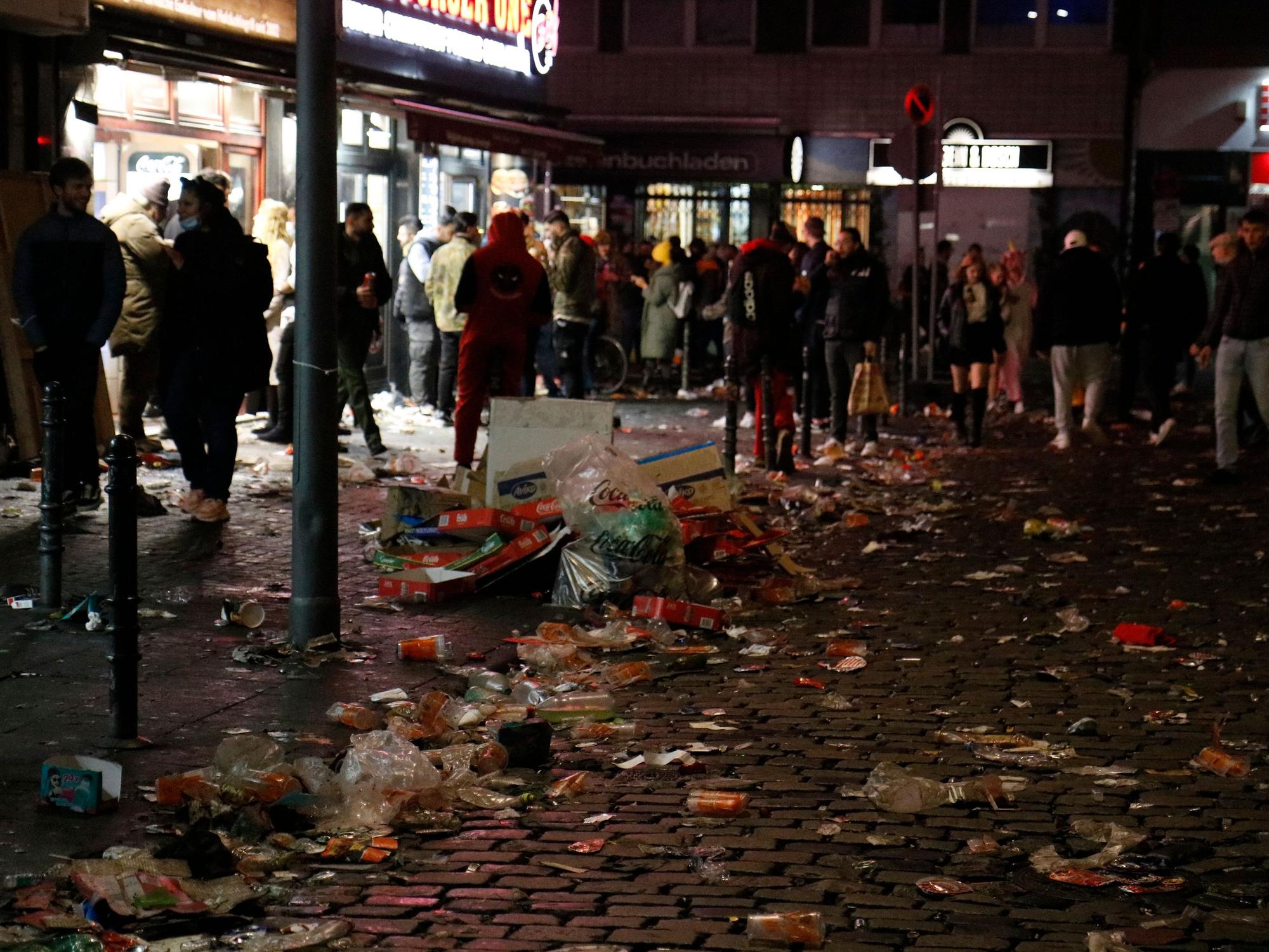 Jecke auf der Zülpicher Straße abends am 11.11.