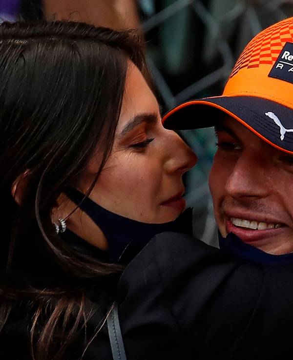 Max Verstappen und Freundin Kelly Piquet kommen sich am Rande eines Rennens der Formel 1 nahe.