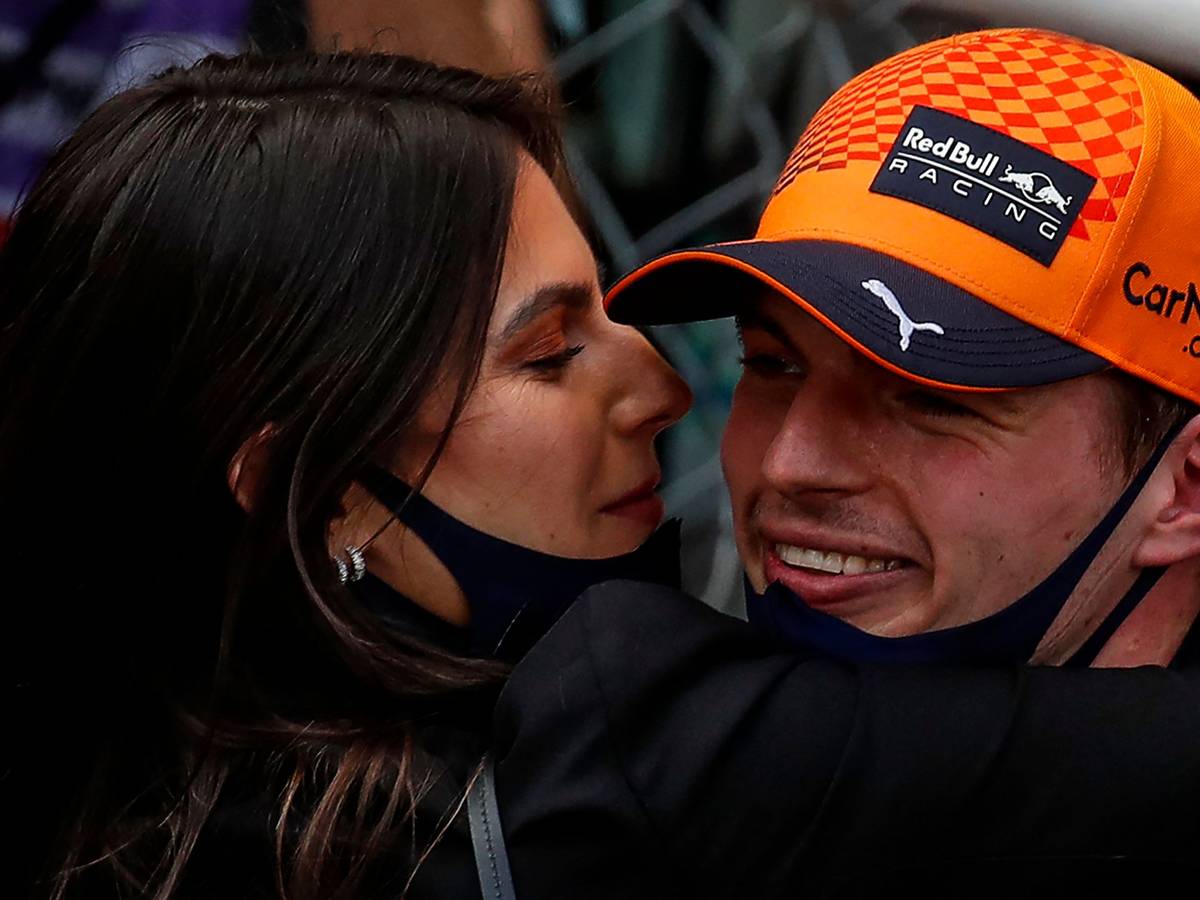 Max Verstappen und Freundin Kelly Piquet kommen sich am Rande eines Rennens der Formel 1 nahe.