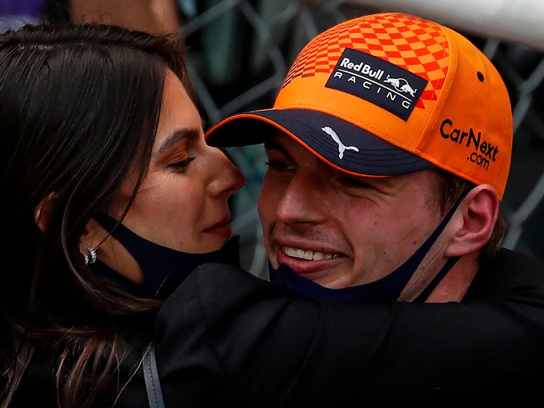 Max Verstappen und Freundin Kelly Piquet kommen sich am Rande eines Rennens der Formel 1 nahe.