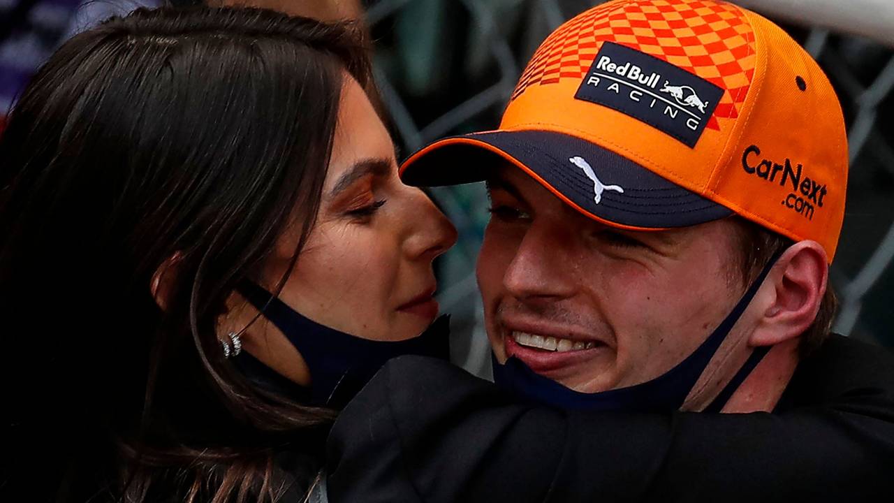 Max Verstappen und Freundin Kelly Piquet kommen sich am Rande eines Rennens der Formel 1 nahe.