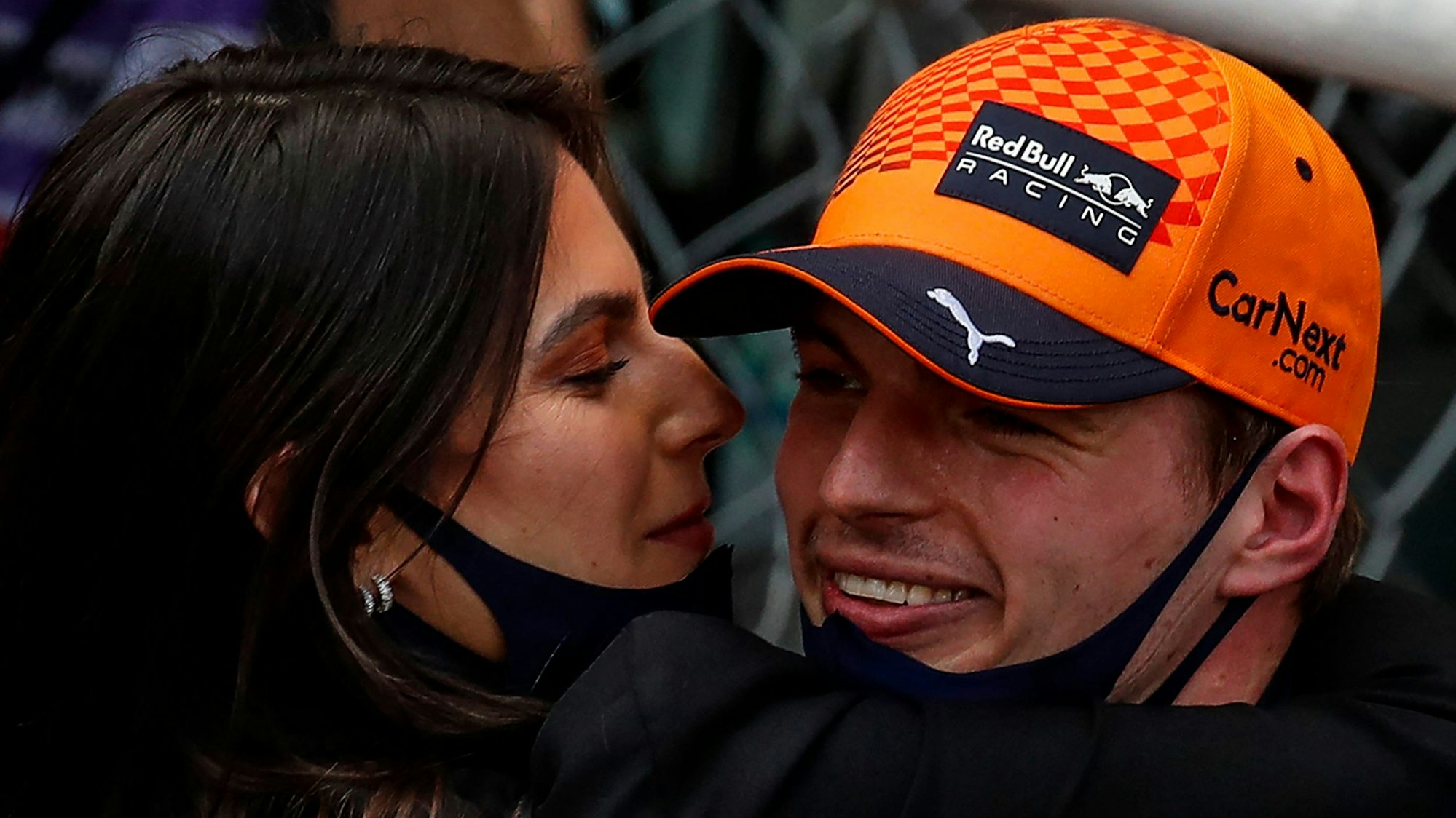 Max Verstappen und Freundin Kelly Piquet kommen sich am Rande eines Rennens der Formel 1 nahe.