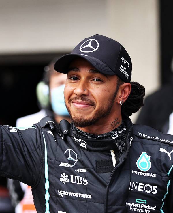 Lewis Hamilton freut sich über Platz eins in der Qualifikation für den Großen Preis von Brasilien.