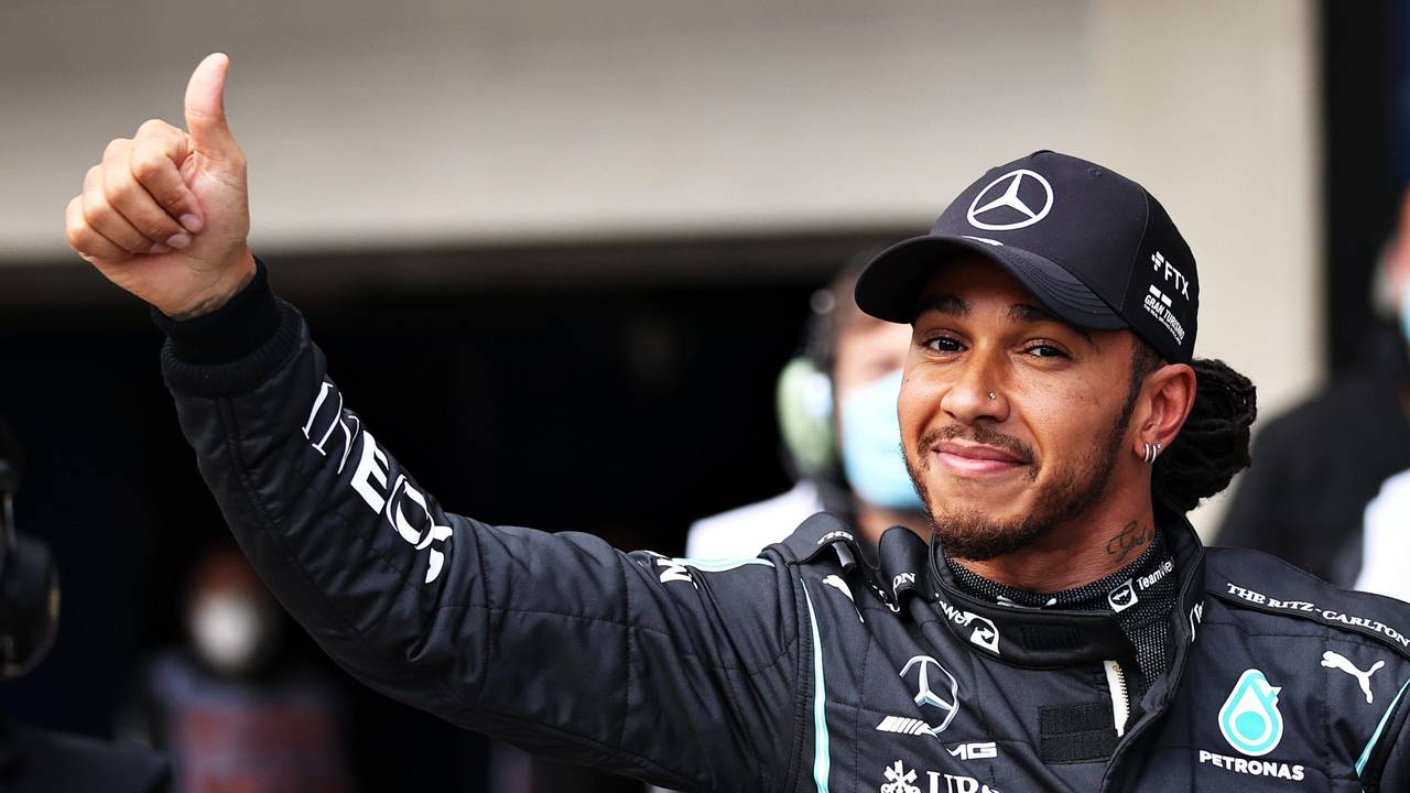 Lewis Hamilton freut sich über Platz eins in der Qualifikation für den Großen Preis von Brasilien.