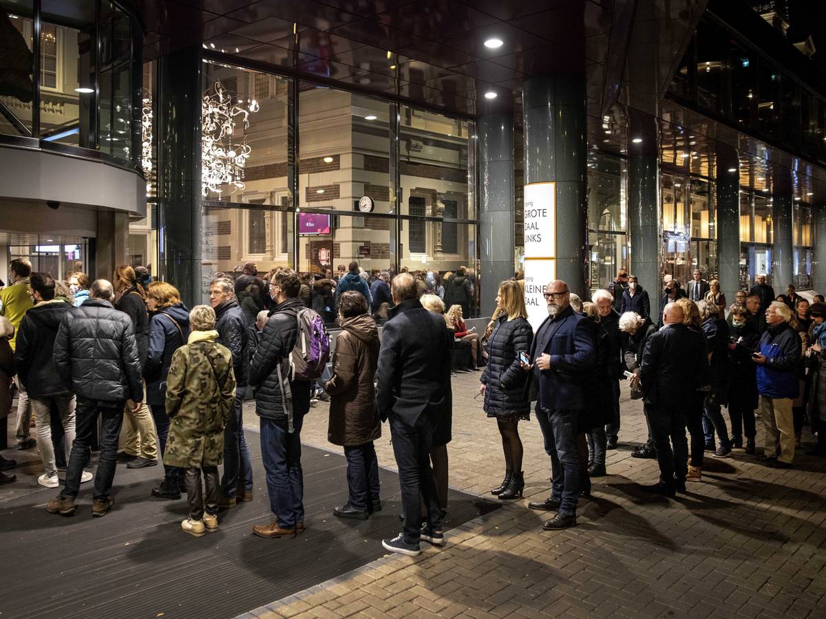 Menschen stehen Schlange für ein Konzert im Concertgebouw.