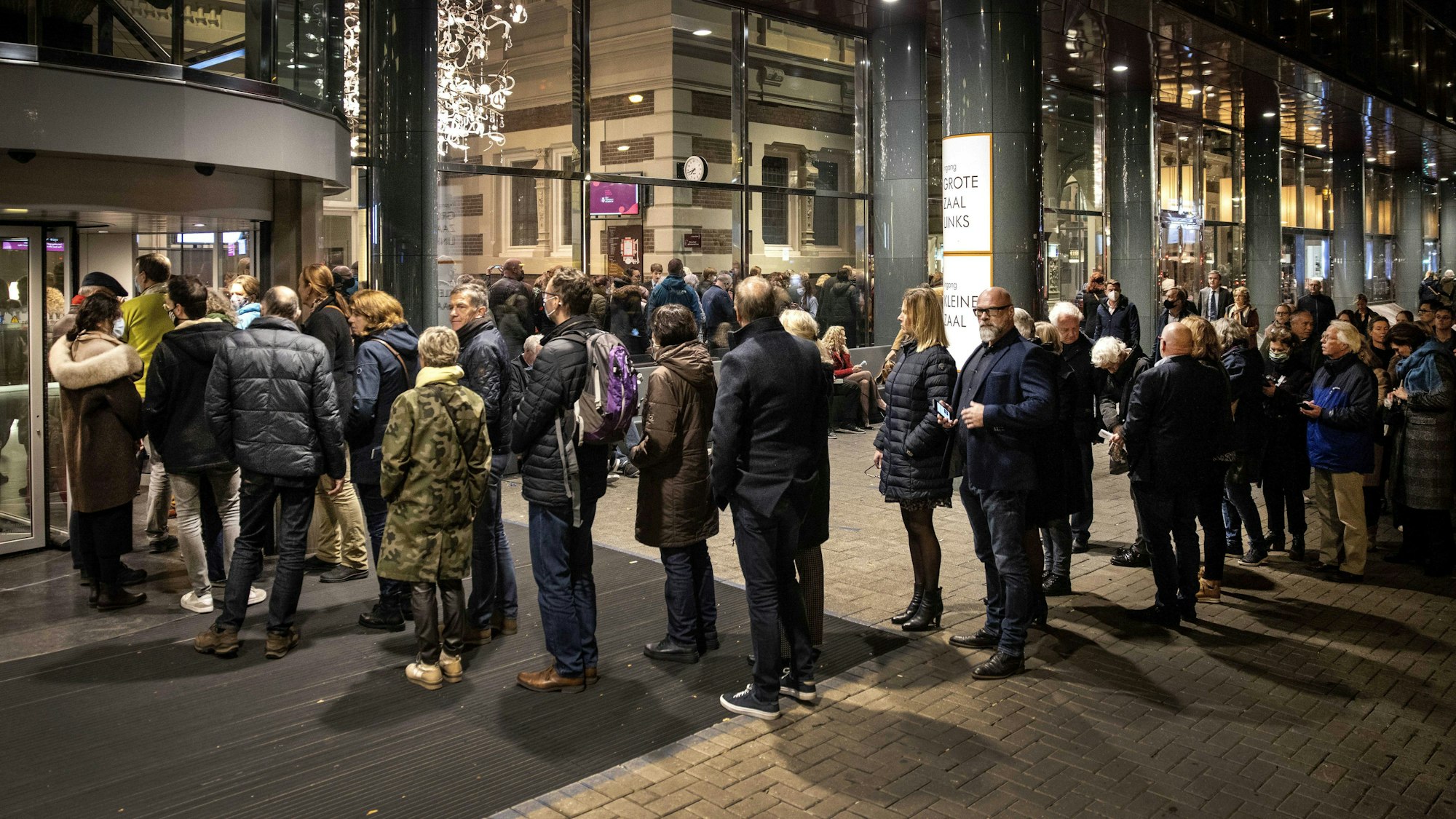 Menschen stehen Schlange für ein Konzert im Concertgebouw.