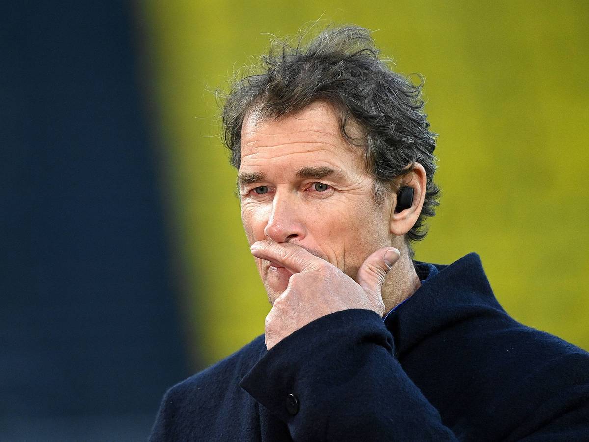 Jens Lehmann steht im Dortmunder Stadion.