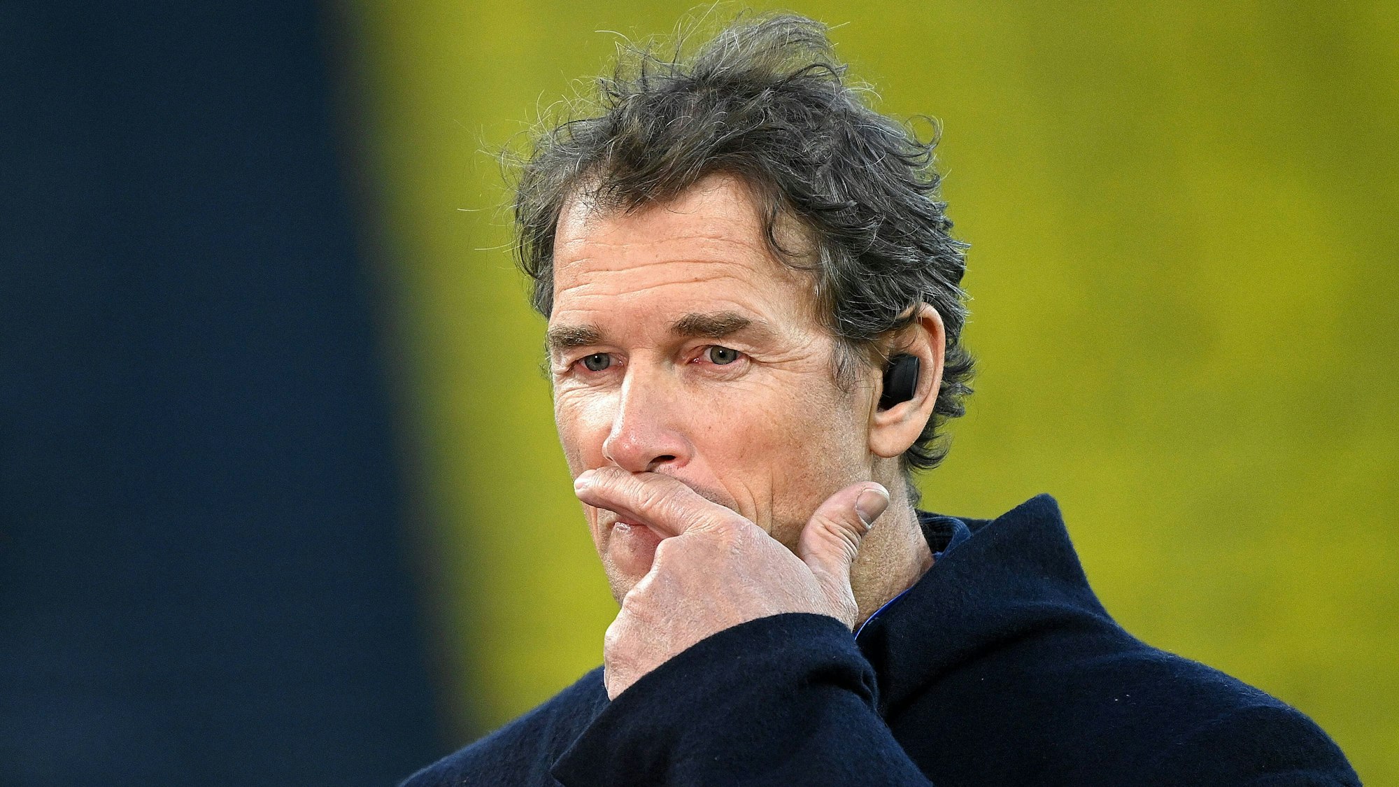 Jens Lehmann steht im Dortmunder Stadion.