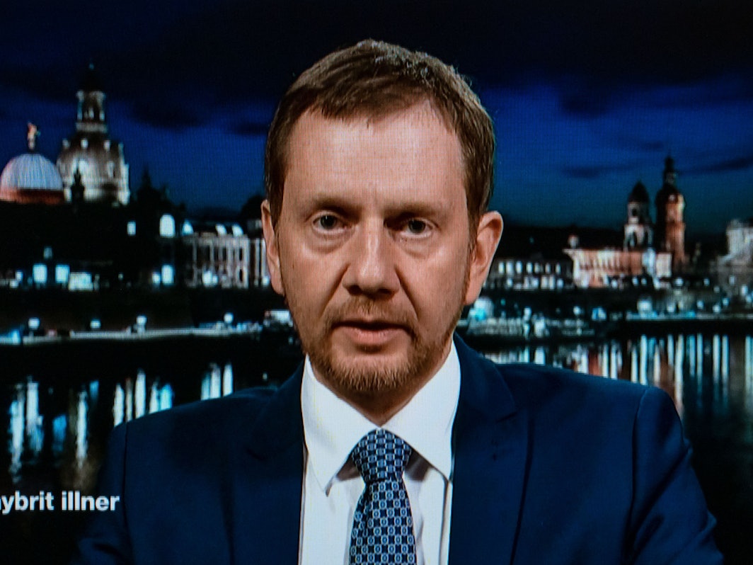 Michael Kretschmer (CDU), Ministerpräsident von Sachsen, spricht zugeschaltet in der ZDF-Sendung „Maybrit Illner“: Er schließt einen Lockdown wegen der bedrohlichen Corona-Lage nicht mehr aus.