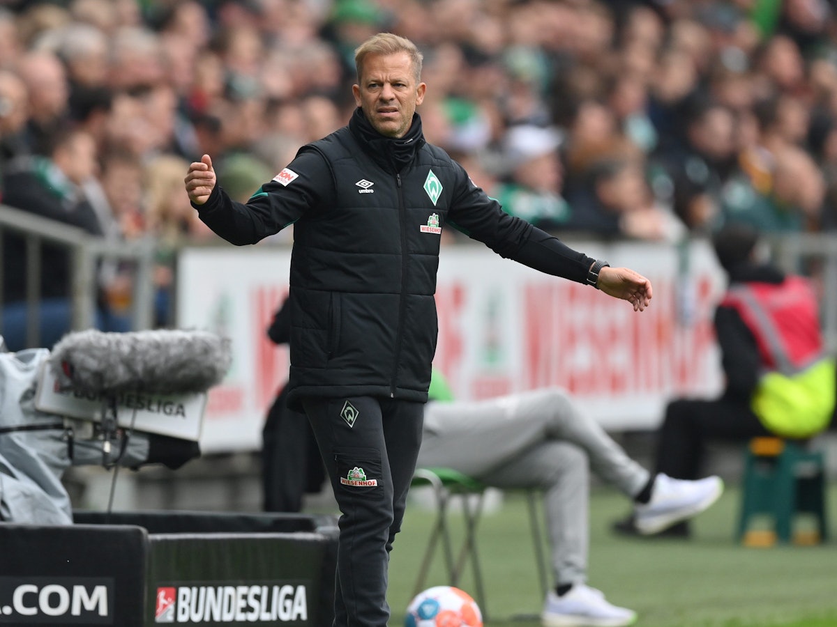 Markus Anfang gestikuliert am Spielfeldrand.