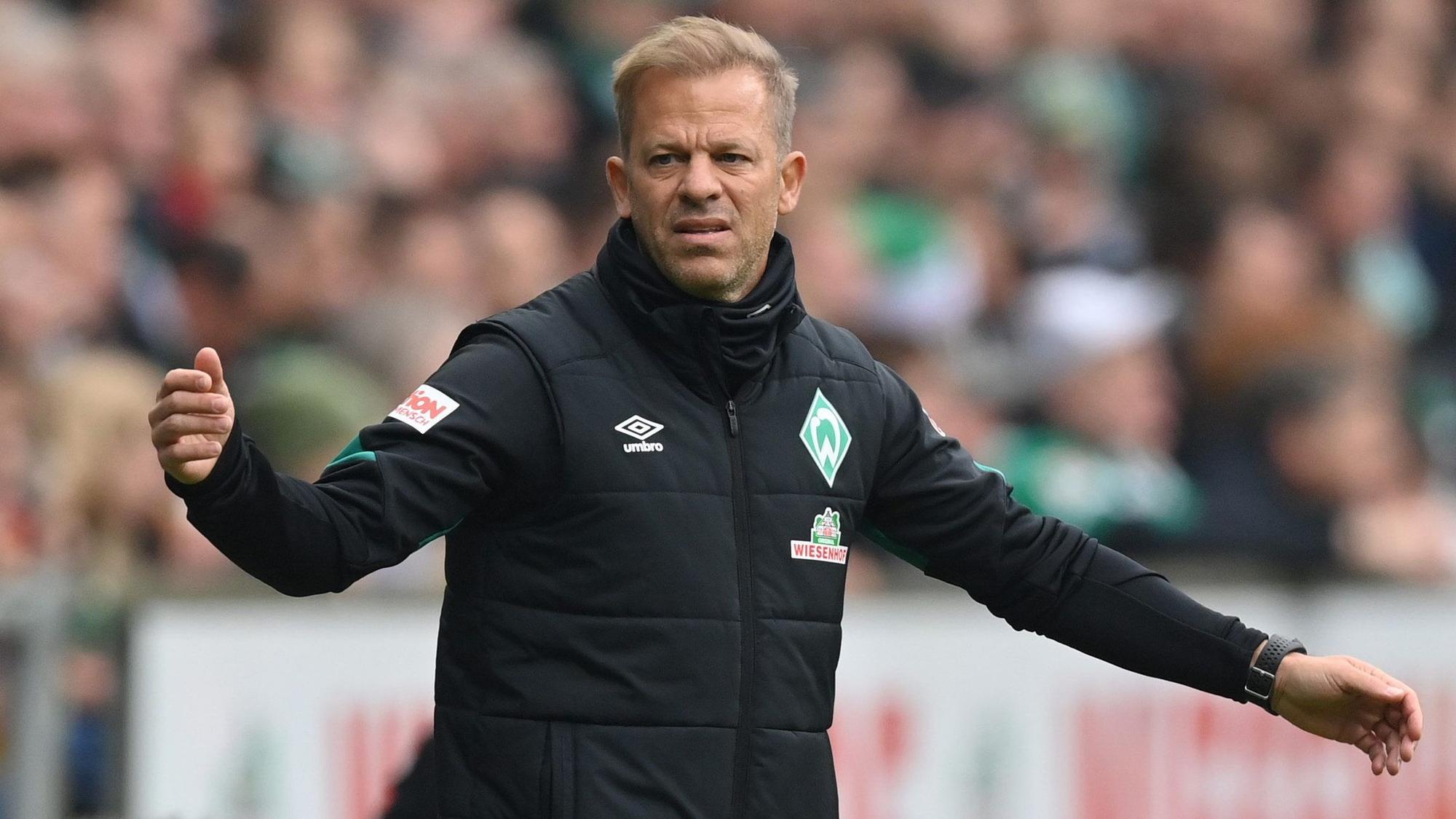Markus Anfang gestikuliert am Spielfeldrand.