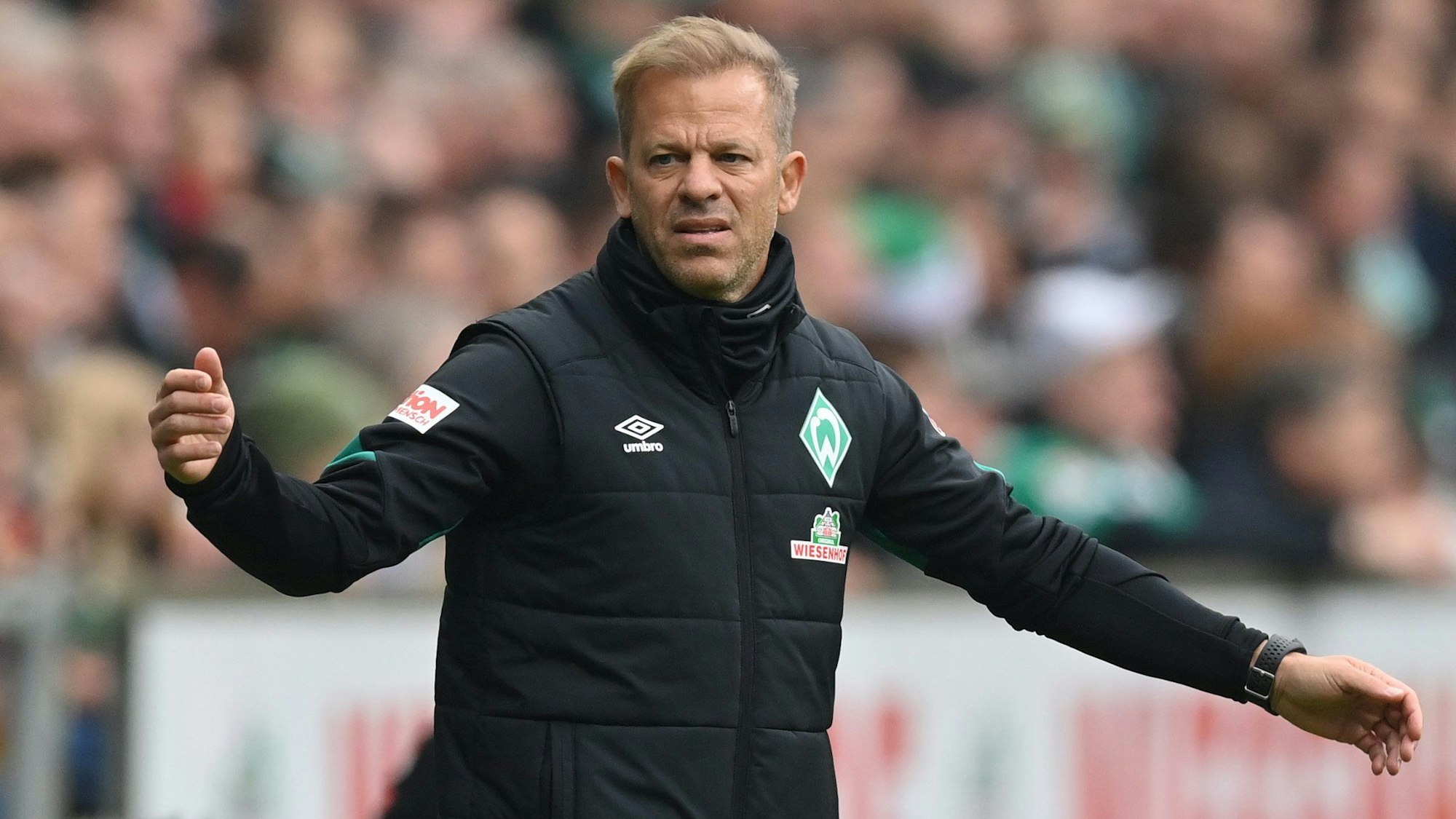 Markus Anfang gestikuliert am Spielfeldrand.