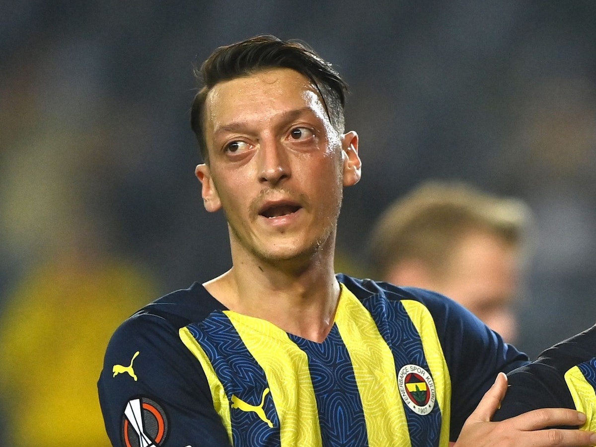 Mesut Özil blickt im Spiel von Fenerbahce Istanbul zur Seite.