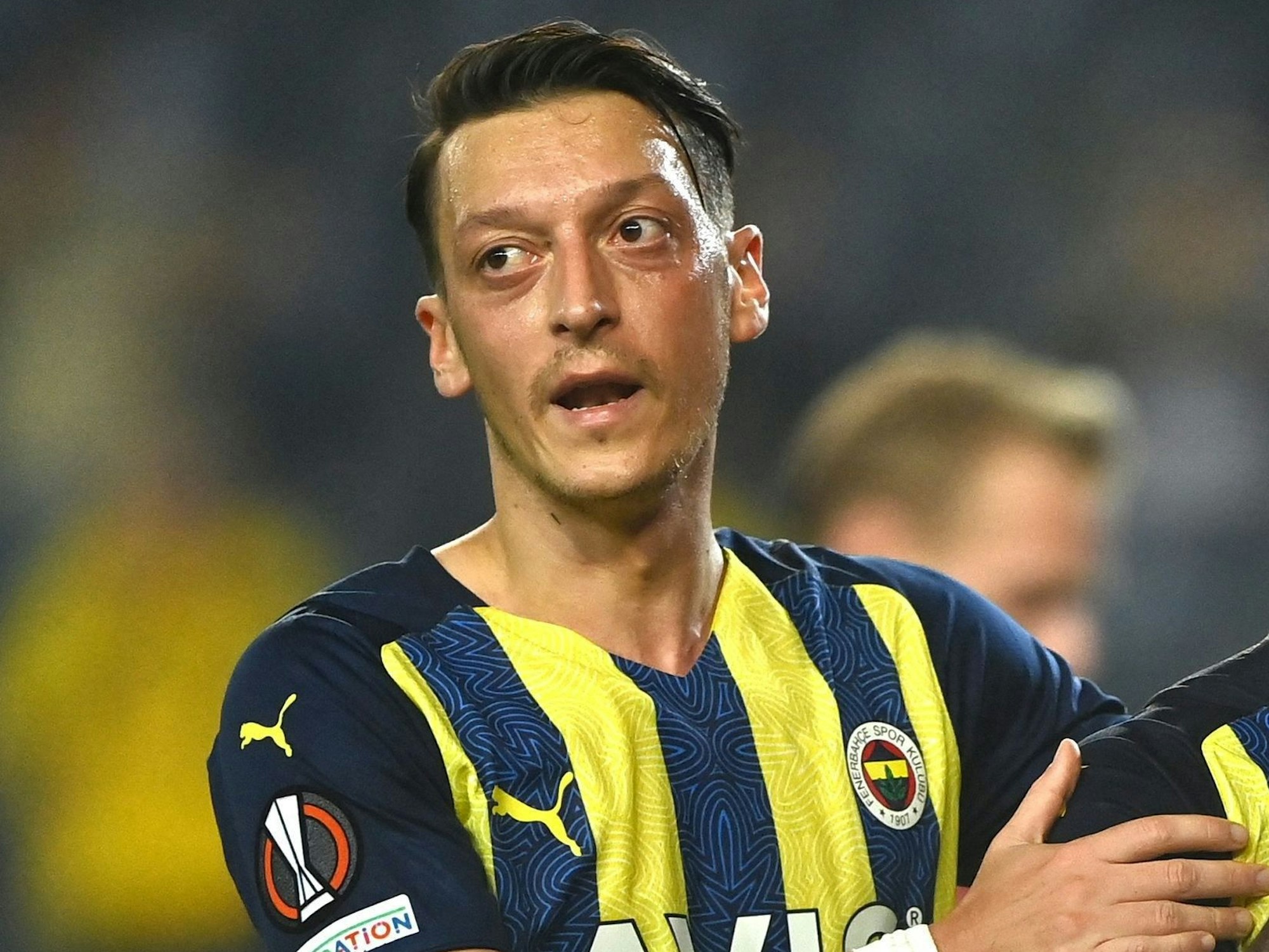Mesut Özil blickt im Spiel von Fenerbahce Istanbul zur Seite.