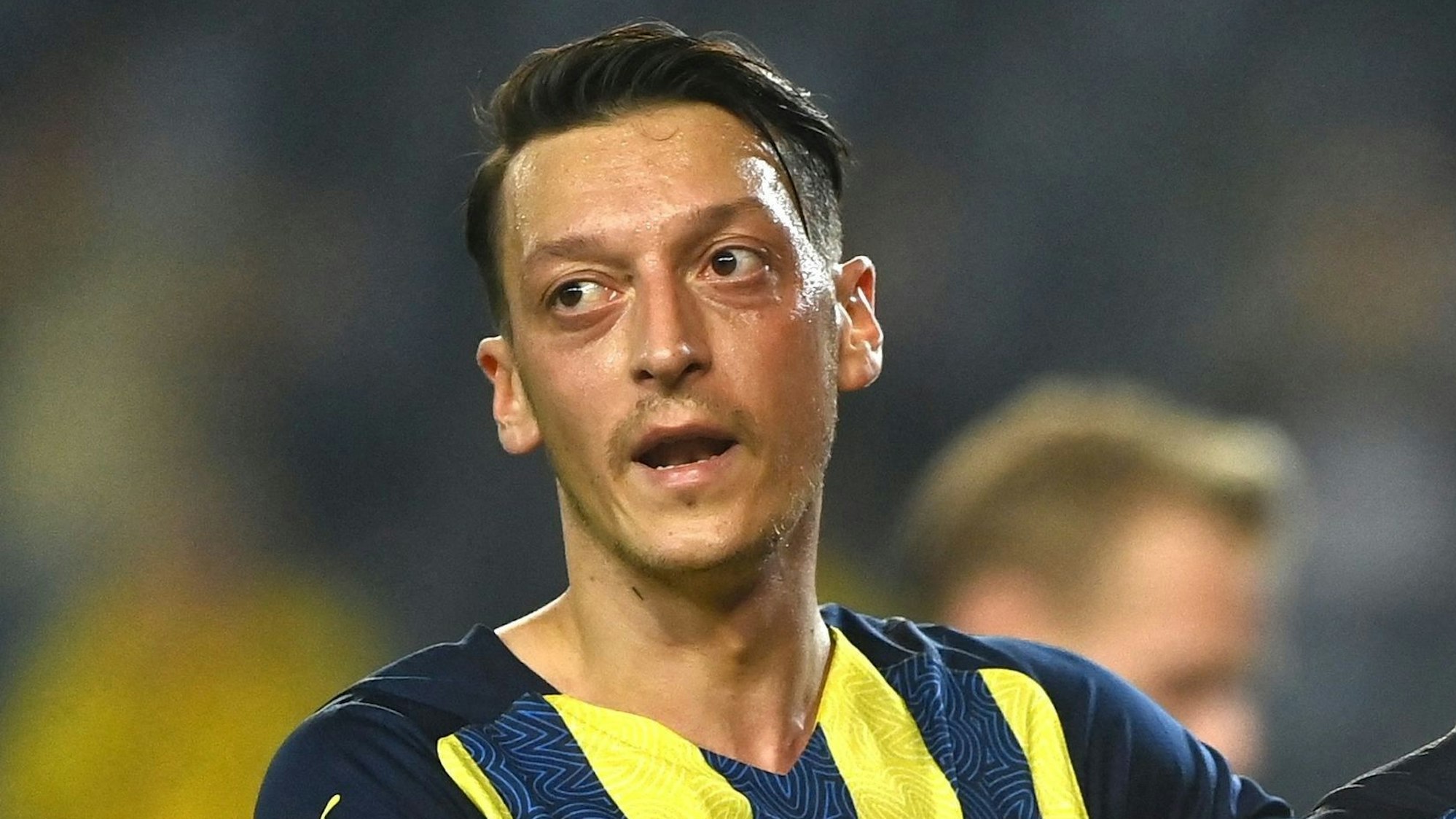 Mesut Özil blickt im Spiel von Fenerbahce Istanbul zur Seite.