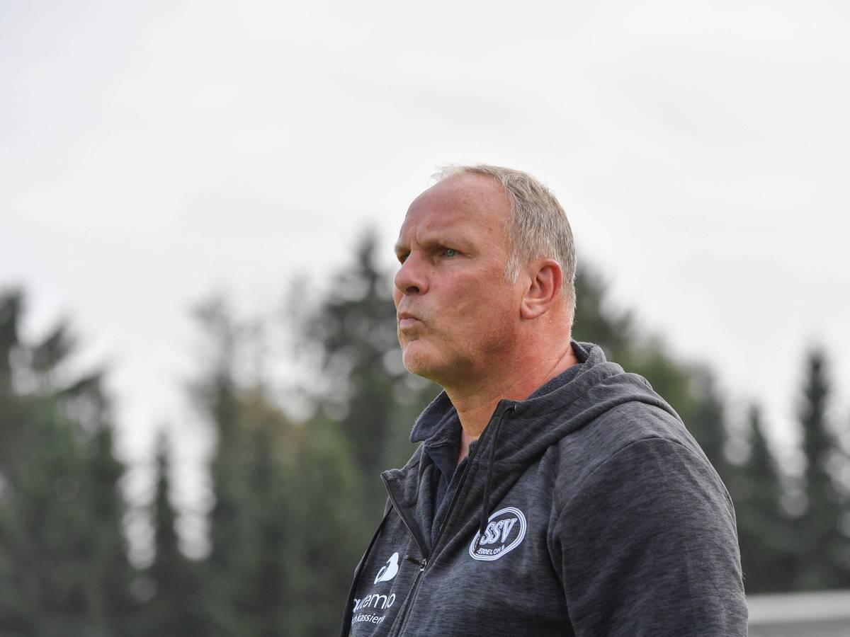 Torwart-Legende Oliver Reck als Trainer des SSV Jeddeloh II beim Spiel gegen den HSC Hannover