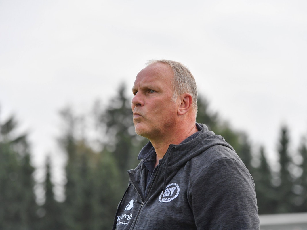 Torwart-Legende Oliver Reck als Trainer des SSV Jeddeloh II beim Spiel gegen den HSC Hannover