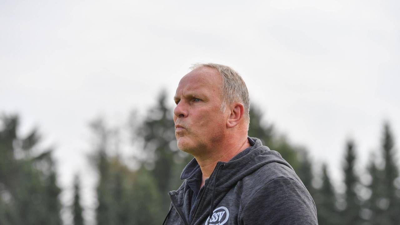 Torwart-Legende Oliver Reck als Trainer des SSV Jeddeloh II beim Spiel gegen den HSC Hannover