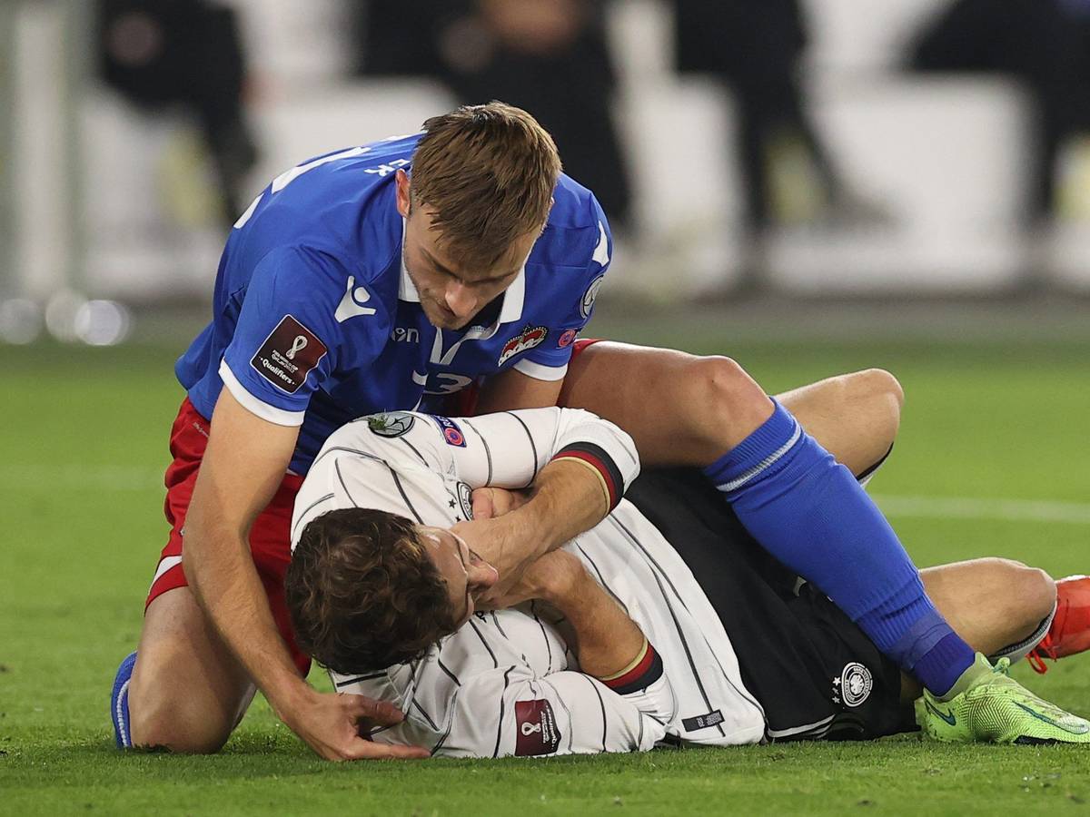 Jens Hofer aus Liechtenstein (l.) beugt sich über den gefoulten Leon Goretzka aus Deutschland. Hofer sah anschließen Rot.