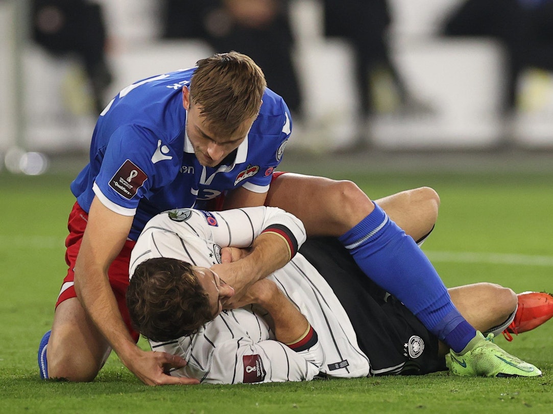 Jens Hofer aus Liechtenstein (l.) beugt sich über den gefoulten Leon Goretzka aus Deutschland. Hofer sah anschließen Rot.