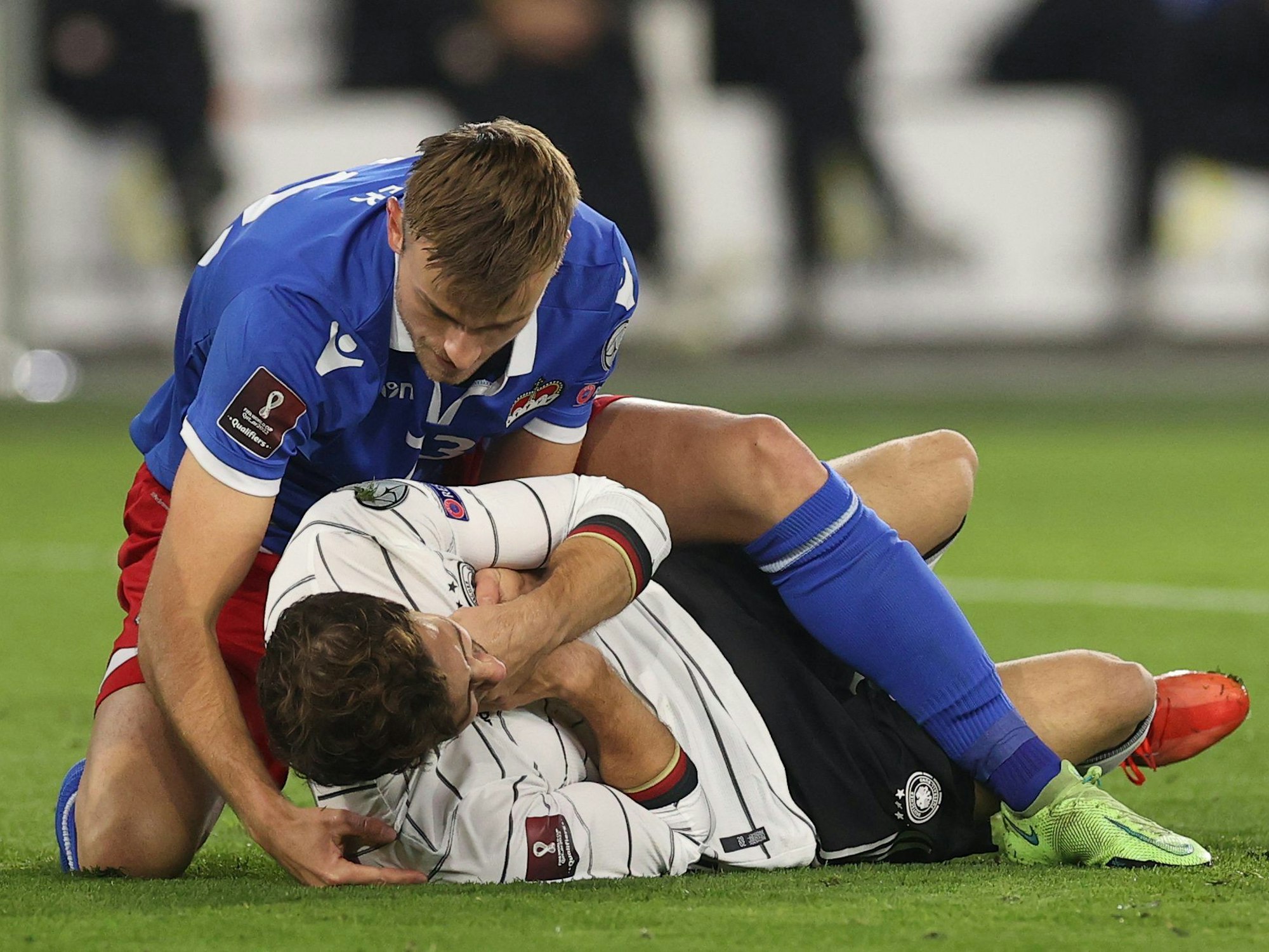 Jens Hofer aus Liechtenstein (l.) beugt sich über den gefoulten Leon Goretzka aus Deutschland. Hofer sah anschließen Rot.