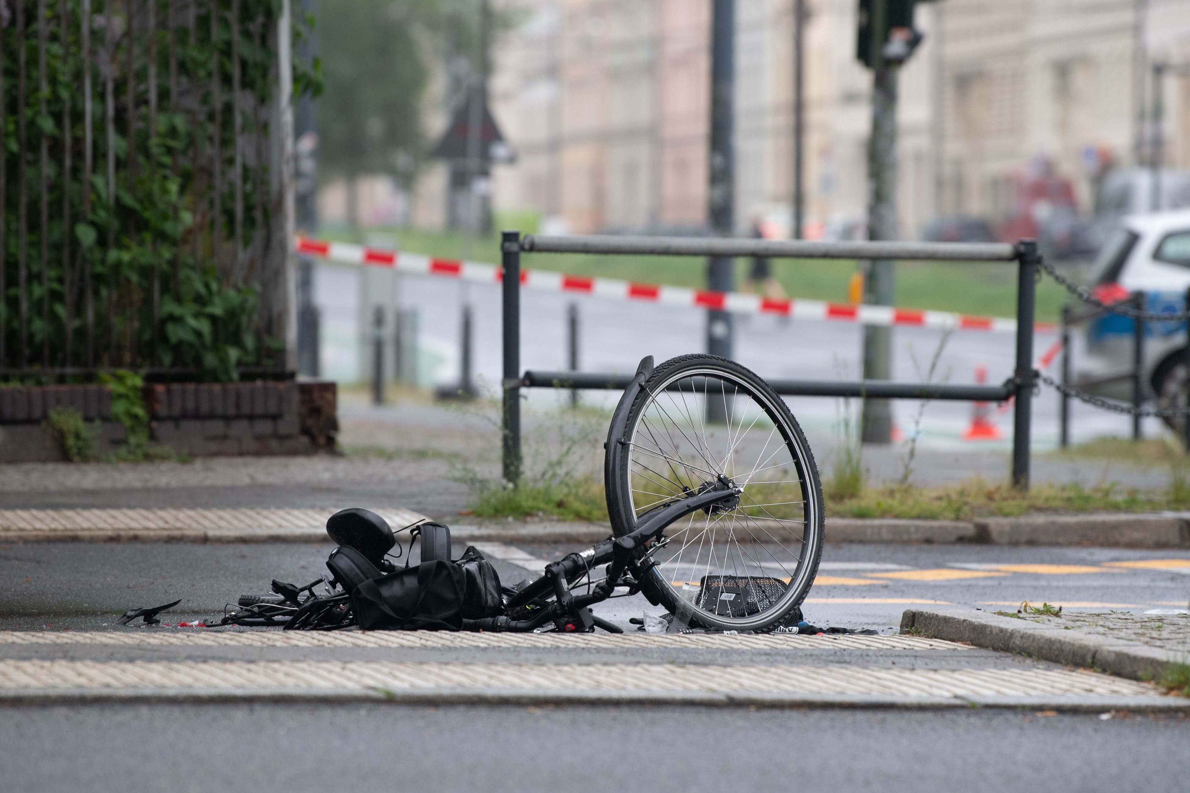 Ein zerstörtes Fahrrad liegt auf der Straße an der Kreuzung Greifswalder Straße/ Prenzlauer Berg.