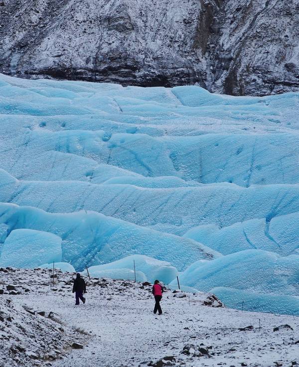 Unser Archivbild zeigt Wanderer 2018 am Fuße des Skaftafellsjökull-Gletschers.