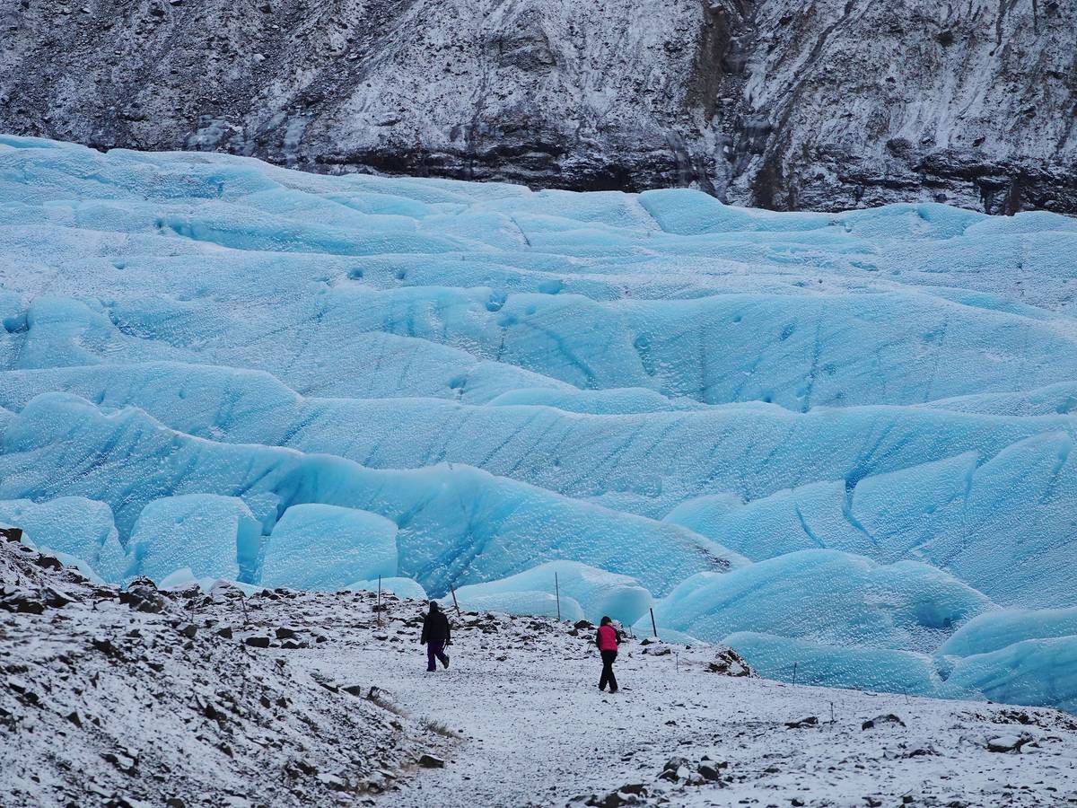 Unser Archivbild zeigt Wanderer 2018 am Fuße des Skaftafellsjökull-Gletschers.