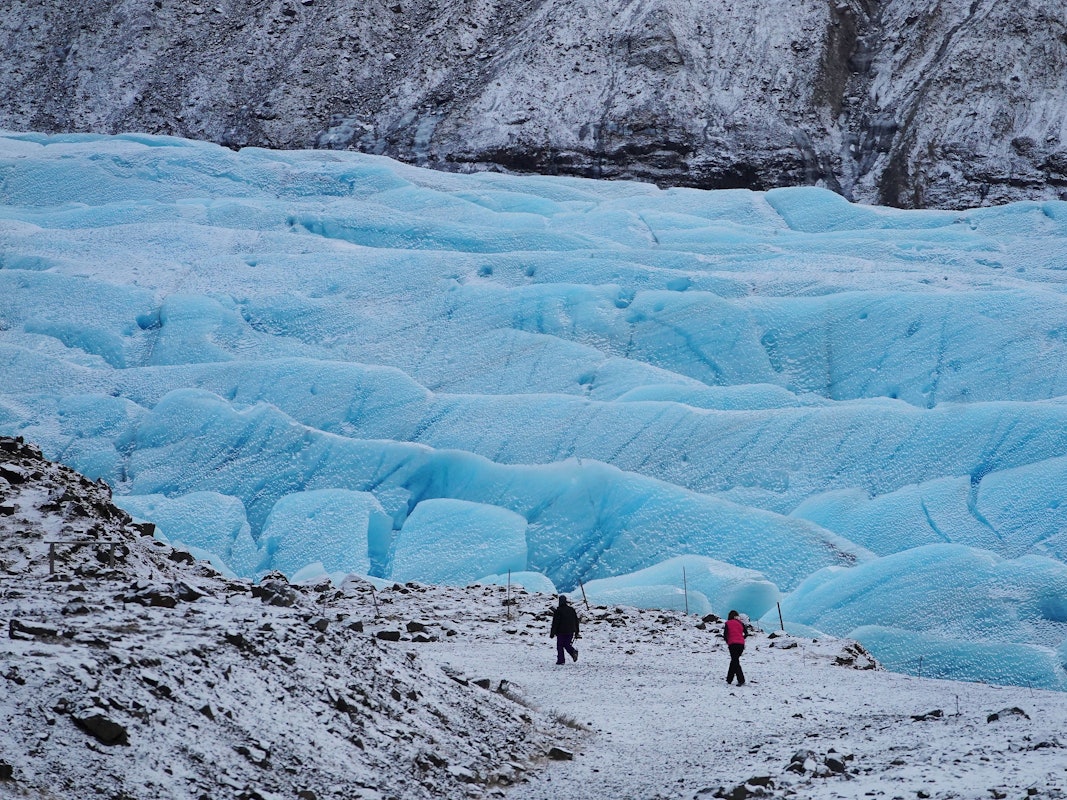 Unser Archivbild zeigt Wanderer 2018 am Fuße des Skaftafellsjökull-Gletschers.